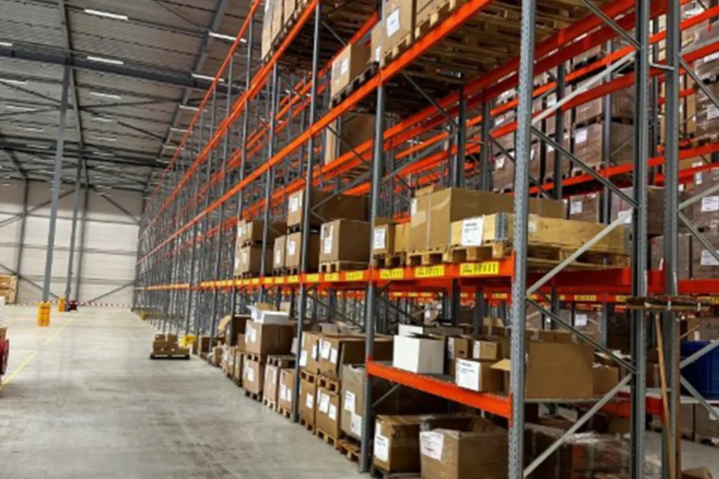 Trading Together deels gevulde palletstellingen met pallets en dozen